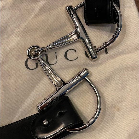 Gucci statement piece with oversized silver buckle and shiny leather strap - Picture 5 of 9